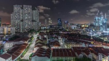Çin Mahallesi 'nin kırmızı çatıları ve Central Business District gökdelenleri ile hava manzarası. Gece zamanı, Singapur.