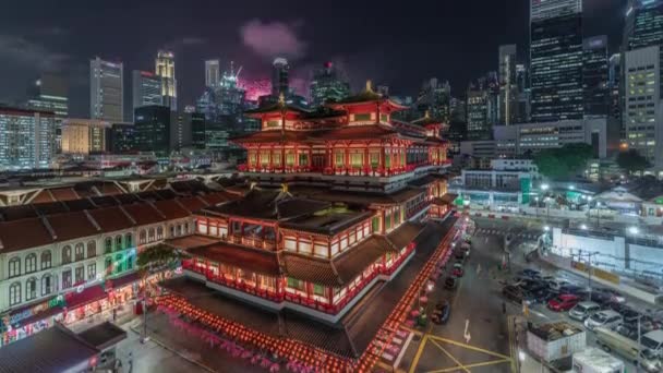 O templo da relíquia do dente de Buda ganha vida à noite timelapse em Singapura Chinatown, com o horizonte da cidade em segundo plano . — Vídeo de Stock