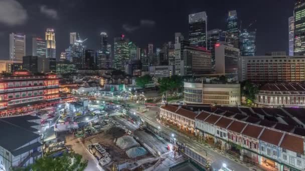 O templo da relíquia do dente de Buda ganha vida à noite timelapse em Singapura Chinatown, com o horizonte da cidade em segundo plano . — Vídeo de Stock