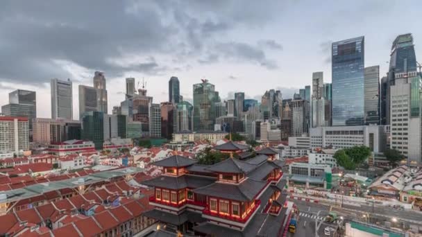 Buddha Tand Relic Temple vaknar till liv på natten i Singapore Chinatown dag till natt timelapse, med staden skyline i bakgrunden. — Stockvideo