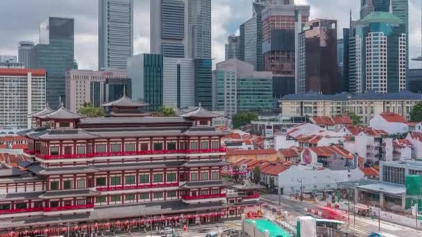 El templo de la reliquia de Buda en Singapur Chinatown timelapse aéreo, con el horizonte de la ciudad en el fondo . — Vídeos de Stock
