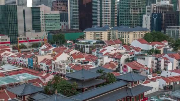 O templo da relíquia do dente de Buda em Singapura Chinatown cronologia aérea, com o horizonte da cidade em segundo plano . — Vídeo de Stock