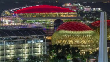 Singapur 'daki Marina Bay Kumları rıhtımında güzel bir lazer ve müzik fıskiyesi gösterisi.