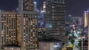 Marina Körfezi ve gökdelenleri ile gece manzarası gökdelenler gökyüzü silüeti zaman çizelgesi.