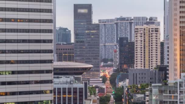 Avondpanorama met Marina Bay gebied en wolkenkrabbers stad skyline antenne dag tot nacht timelapse. — Stockvideo