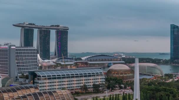 Βραδινό πανόραμα με την περιοχή Marina Bay και ουρανοξύστες πόλη ορίζοντα εναέρια μέρα με νύχτα timelapse. — Αρχείο Βίντεο