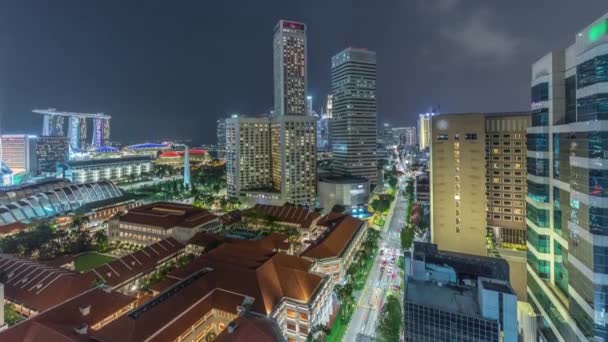 Panorama notturno con zona Marina Bay e grattacieli skyline città timelapse aerea . — Video Stock