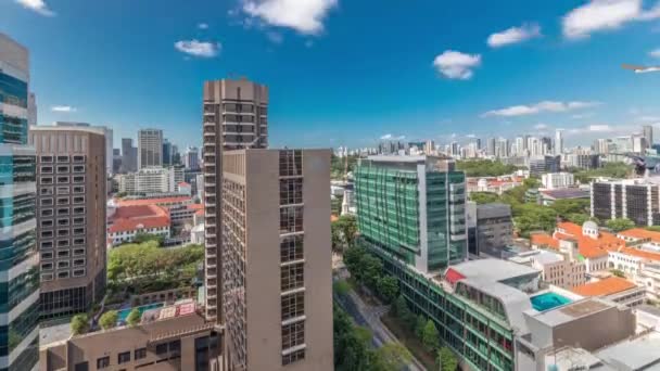 都市の建物のスカイラインと美しい緑のビクトリア通りシンガポールの空中時間経過 — ストック動画