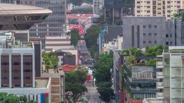 Κυκλοφορία με αυτοκίνητα σε ένα δρόμο και αστική σκηνή στην κεντρική συνοικία της Σιγκαπούρης εναέρια timelapse — Αρχείο Βίντεο