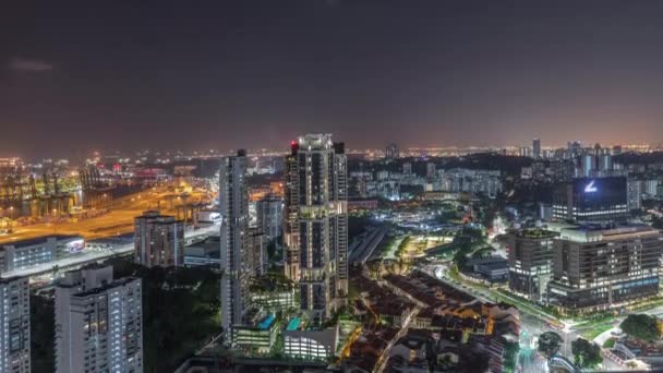 City skyline med kommersiell hamn Singapore antenn natt timelapse. — Stockvideo