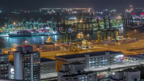 Port commercial de Singapour timelapse de nuit aérienne . — Video