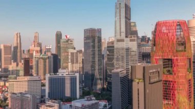 Singapur 'un şehir merkezindeki gökdelenlerin zaman ayarlı modern mimarisi.
