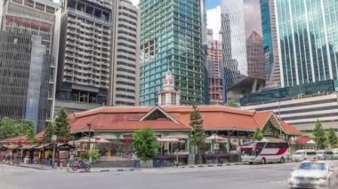 Arka planda yüksek gökdelenleri olan Telok ayer pazarı.