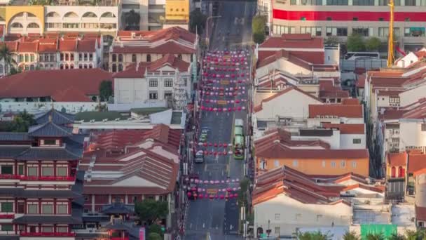 공중에서 찍은 붉은 지붕의 목재가 달린 차이나 타운의 모습, 싱가포르 — 비디오