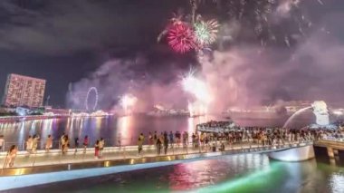 Yeni yıl kutlamaları için Marina Körfezi rıhtımında havai fişek gösterisi.