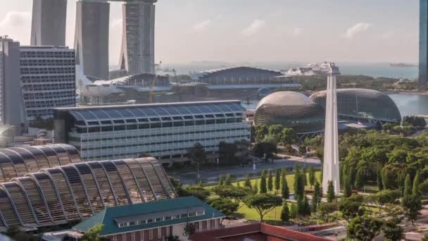 Een prachtige ochtend panorama met Marina Bay gebied en wolkenkrabbers stad skyline luchtfoto timelapse. — Stockvideo