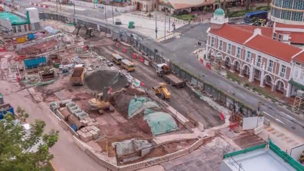 Duży plac budowy w mieście timelapse z ciężkim pojazdem w pracy, koparka i buldożer — Wideo stockowe