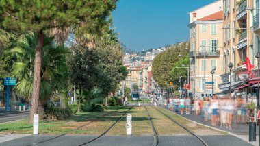 Güneşli bir günde Jean Jaures Bulvarı 'nda tramvay bir aşağı bir yukarı gidip geliyor. Güzel, France. İnsanlar yolda volta atıyor ve trafik sıkışıyor.