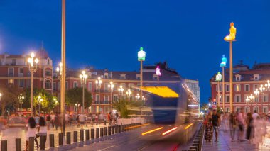 Massena Meydanı Güzel bir günden geceye geçiş zamanı, Fransız Rivierası, Cote d 'Azur, Fransa. Tramvay rayları, sokak ışıkları ve aydınlatılmış binalar.