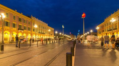 Massena Meydanı Güzel bir günden geceye geçiş zamanı, Fransız Rivierası, Cote d 'Azur, Fransa. Tramvay rayları, sokak ışıkları ve aydınlatılmış binalar.
