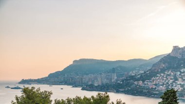Monte Carlo, Monaco 'da yaz günbatımında şehir manzarası. Güneşin batışı ve akşam sisi. Limandaki yatlar. Kaptan Martin 'den üst görünüm