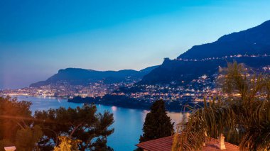 Monte Carlo 'nun şehir manzarası günden geceye geçiş zamanı, Monako yaz günbatımından sonra. Akşam sisi. Limandaki yatlar. Kaptan Martin 'den üst görünüm