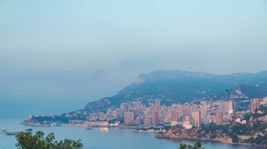 Monte Carlo 'nun şehir manzarası. Sabah sıcacık ışıklarıyla yaz gündoğumunda Monako' da. Sabah sisi. Limandaki yatlar. Kaptan Martin 'den üst görünüm