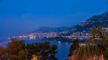 Monte Carlo 'nun şehir manzarası gece gündüz geçiş zamanı, Monako yaz gündoğumundan önce. Sabah sisi. Limandaki yatlar. Kaptan Martin 'den üst görünüm