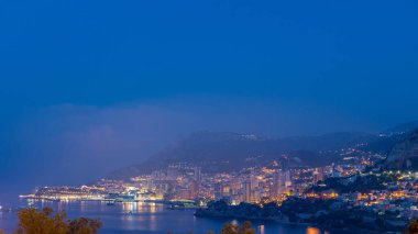 Monte Carlo 'nun şehir manzarası gece gündüz geçiş zamanı, Monako yaz gündoğumundan önce. Sabah sisi. Limandaki yatlar. Kaptan Martin 'den üst görünüm