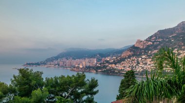 Monte Carlo 'nun şehir manzarası. Sabah sıcacık ışıklarıyla yaz gündoğumunda Monako' da. Sabah sisi. Limandaki yatlar. Kaptan Martin 'den üst görünüm