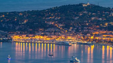 Saint-Jean-Cap-Ferrat limanındaki yatlar, Fransa 'nın Provence-Alpes-Cote d' Azur bölgesinde Fransa 'nın güneydoğusunda tatil ve komün zamanı. Eze köyünün tepesinden