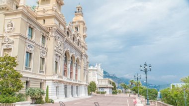 Monaco 'daki Monte Carlo Kumarhanesi' nin 19. yüzyıl barok tarzı sarayının arka tarafında. Yaz gününde bulutlu bir gökyüzü