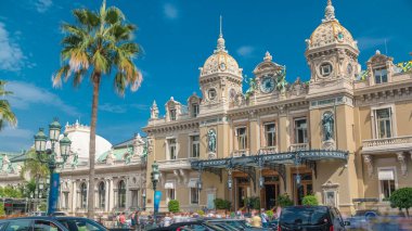 Monte Carlo 'daki Grand Casino zaman çizelgesi, Monako. Tarihi bina. Girişi olan ön manzara. Avuç içi yanda. Yazın mavi bulutlu gökyüzü