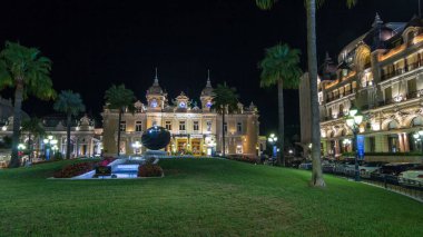 Monte Carlo 'da Grand Casino' yla bir araya geldik. Etraftaki tarihi binalar. Avuçlar yana. Otopark ve yoldaki trafik