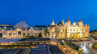 Monte Carlo 'daki Grand Casino' dan geceye geçiş zamanı, Monaco. Tarihsel bina gökyüzü manzarası. Girişi olan ön manzara. Avuç içi yanda..