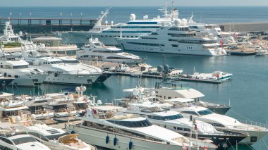 Monte Carlo bölgesinde Akdeniz, tekneler ve Monaco yat kulübü zaman çizelgesi. Güneşli yaz gününde tepedeki manzara