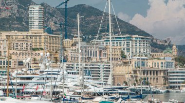 Monte Carlo şehri havacılık panorama zaman çizelgesi. Monaco, Cote d 'Azur limanındaki lüks yatlar, tekneler ve tarihi binaların manzarası. Yukarıdan Hercule Limanı.