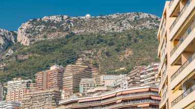 Monaco, Monte Carlo mimarisi Dağ Tepesi arkaplan zaman çizelgesi. Çok katlı evler, binalar. Yaz güneşli bir gün