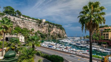 Fontvieille zaman diliminin panoramik görüntüsü - Monaco 'nun yeni bir bölgesi. Tekneler, limanda yatlar ve yüksek katlı bir apartman kompleksi. Monako Prensliği, Batı Avrupa 'da Fransız Rivierası' nda bulunan bağımsız bir şehir devletidir..