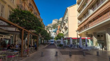 Monaco, Monte Carlo 'daki eski şehir merkezindeki konut binalarının eski güzel mimari tarzı. Sabahın erken saatlerinde setten yola çıkarak.