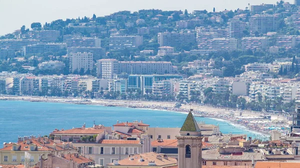 素敵なビーチの日の風景空中のトップビューのタイムラプス フランス 素敵なビーチと英語の有名な歩道 プロムナード アングライス 有名なフランスの観光都市 背景に建物 — ストック写真