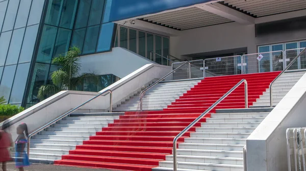 Fransa 'nın Cannes kentindeki Palais des Festivals et des Congres' in kırmızı halı merdivenlerinde. Güneşli bir yaz günü. Film çeken turistler