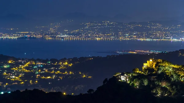 Nocny Widok Lotnisko Nicei Wybrzeże Morza Śródziemnego Średniowieczne Domy Oświetleniem — Zdjęcie stockowe