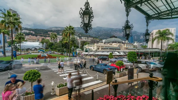 Los Turistas Hacen Fotos Cerca Coches Caros Famoso Casino Construcción — Foto de Stock