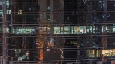 Ofis gökdelen dış gece geç saatlerde iç ışıklar ve gece timelapse içinde çalışan insanlar ile