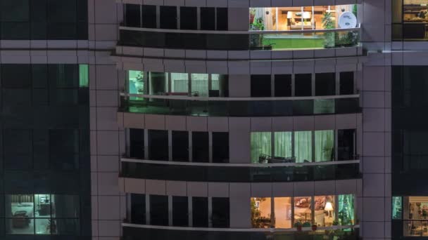 Vista nocturna del apartamento exterior timelapse edificio. Rascacielos de gran altura con luces intermitentes en las ventanas — Vídeo de stock