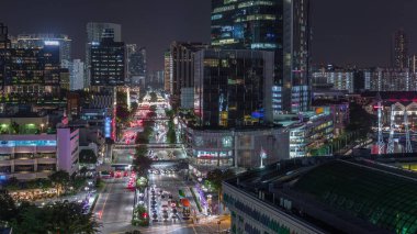 Eu Tong Sen Caddesi 'ndeki trafik manzarası ve Çin Mahallesi' ne giden yeni köprü yolu. Aydınlatılmış gökdelenler