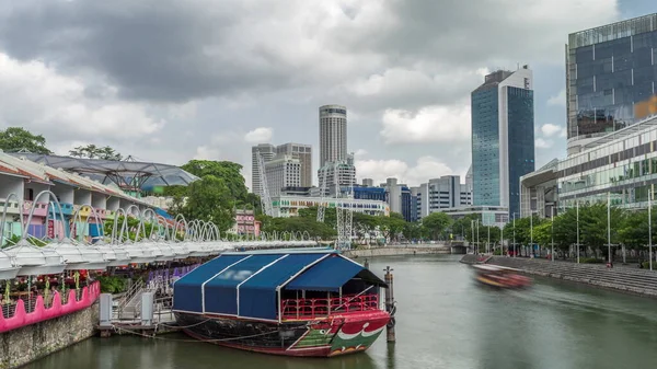 クラークキーに停泊する観光船には カラフルな家や高層ビルがあり 時間の経過とともに超高層ビルがあります クラーク Clark Quay シンガポールの歴史的な川沿いの採石場で シンガポール川計画区域内に位置する — ストック写真