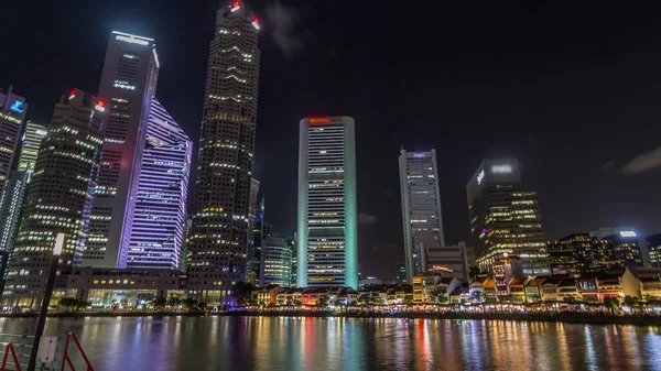 中央ビジネス地区に高層ビルが立ち並ぶシンガポール キーや ボート キーの小さなレストランでは 夜の時間が過ぎています 水に映る塔 — ストック写真