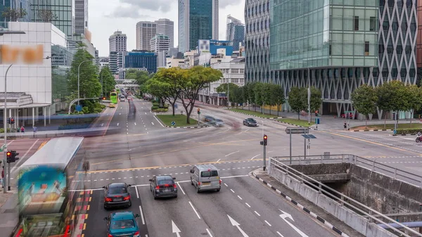 在新加坡中部地区的街道上和城市场景中 与汽车的交通在空中穿行 友通森街市中心的摩天大楼 — 图库照片